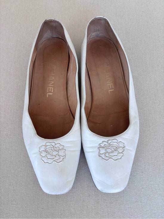 CHANEL Shoes - CHANEL vintage ballet flats white camellia 38 wedding